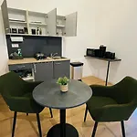 Business & Fitter Lejlighed